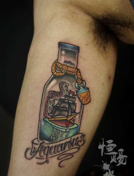 大臂内侧有意思的漂流瓶纹身图片