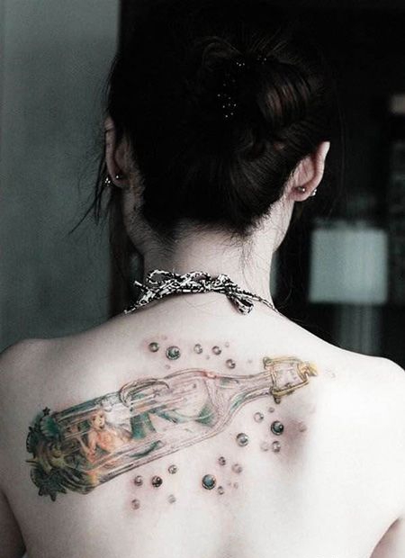 女生背部漂流瓶纹身图片