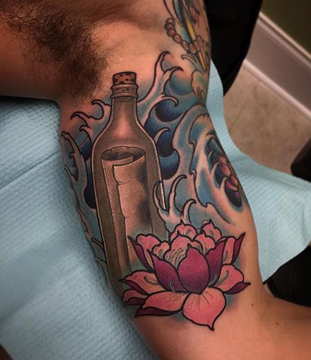 大臂漂流瓶莲花纹身图片