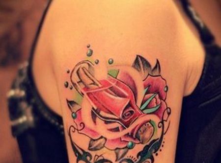 大臂漂流瓶花朵纹身图案