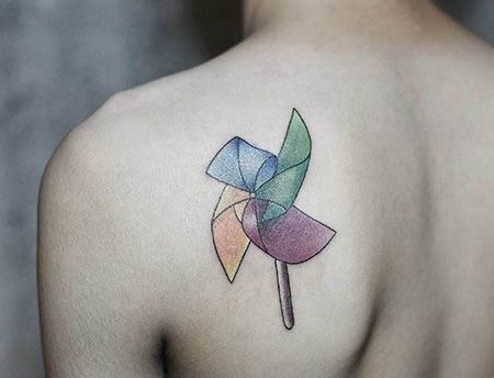 肩部彩色风车纹身图案