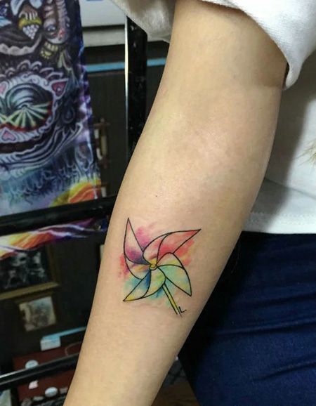 手臂水彩风车纹身图案