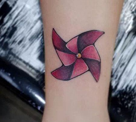 手腕红色风车纹身图案