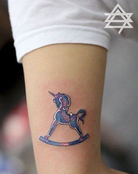 大臂旋转木马纹身图片