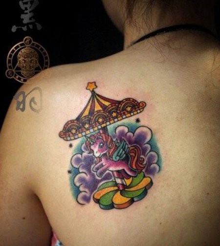 女生肩部旋转木马纹身图案