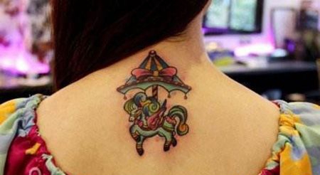 颈部旋转木马纹身图案