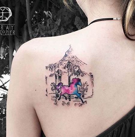 女生背部性感的木马纹身图案