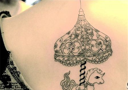 背部旋转木马纹身图案