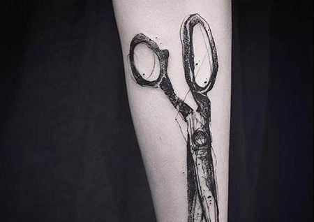手臂点刺剪刀纹身图案