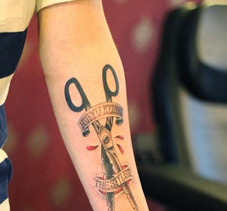 手臂写实剪刀纹身图案