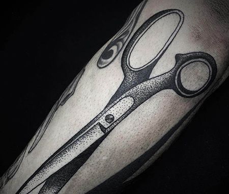 手臂点刺剪刀纹身图片