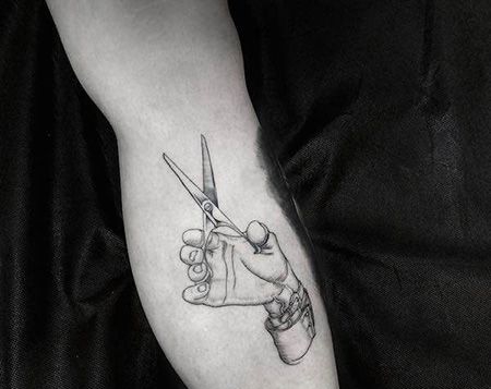 手臂剪刀和手纹身图案