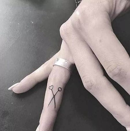 手指简单的剪刀纹身图案