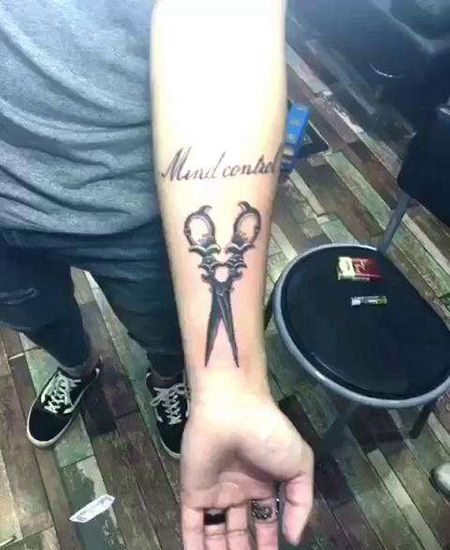 手臂剪刀和英文纹身图案