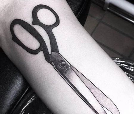 手臂精致的剪刀纹身图案