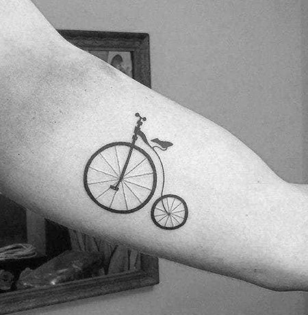 大臂内侧复古自行车纹身图案
