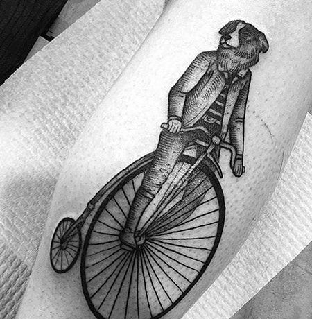 小腿骑自行车的狗纹身图案