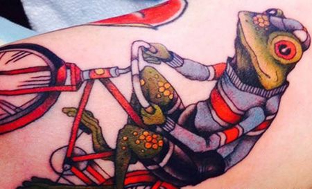 手臂骑着自行车的青蛙纹身图案