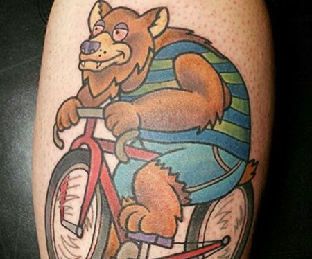 小腿骑着自行车的熊纹身图案