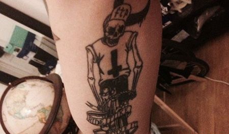 大臂内侧骑着自行车的骷髅纹身图案