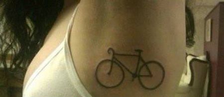 女生胸部侧面自行车纹身图片