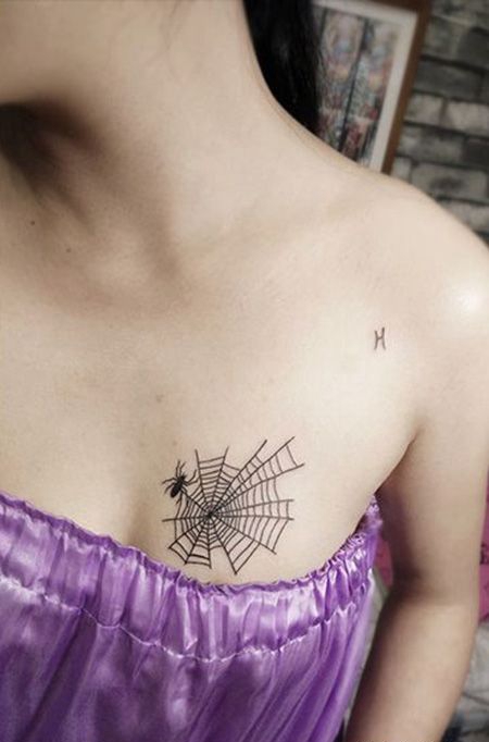 女生胸部蜘蛛网纹身图案