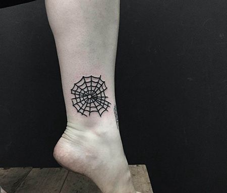脚踝简约的蜘蛛网纹身图案