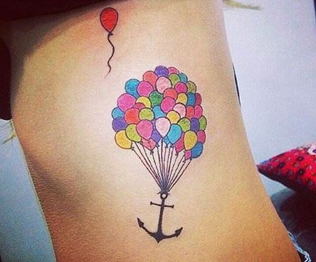 侧腰气球和船锚纹身图案