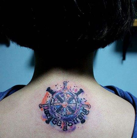 颈部后面船舵纹身图案