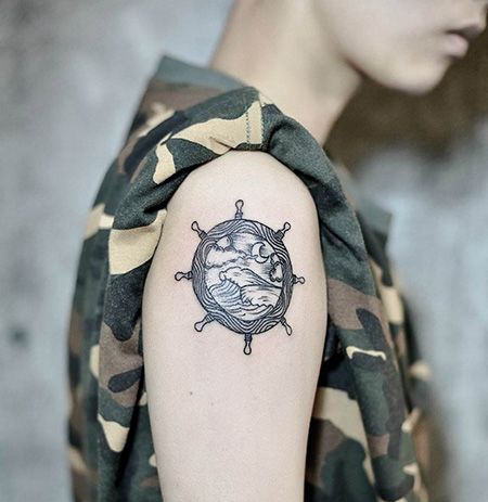 大臂个性的船舵纹身图案