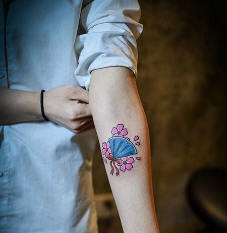 手臂樱花扇子纹身图案