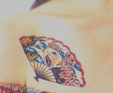 女生胸前扇子纹身图案