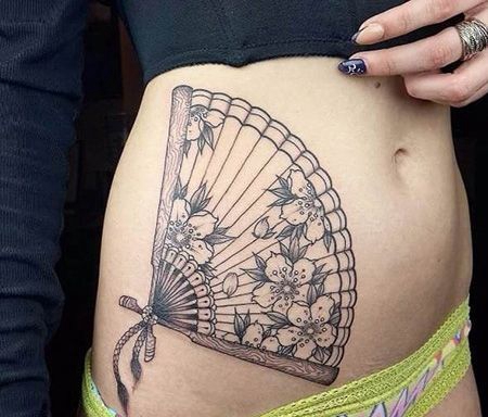 腹部扇子纹身图案