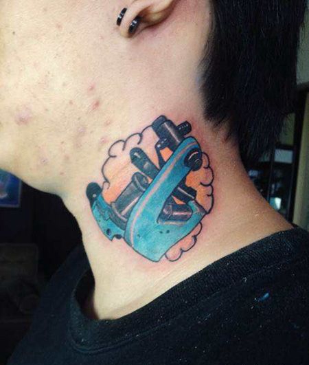 颈部蓝色纹身机纹身图片