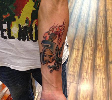 手臂燃烧的纹身机纹身图案