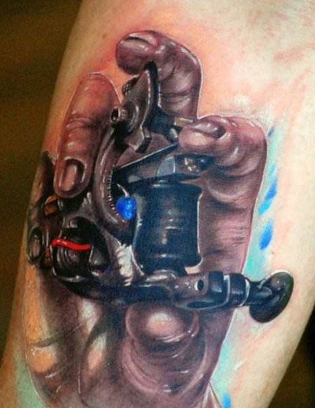 小腿手拿纹身机纹身图案