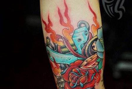 小腿燃烧的纹身机纹身图案