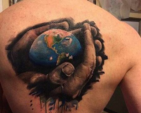 背部手捧着地球的纹身图案