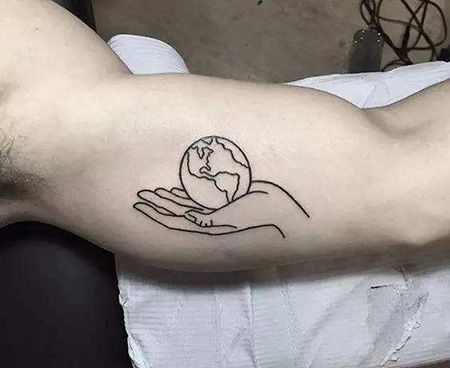 大臂简约的地球纹身图案