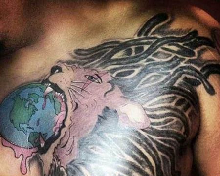 胸前狮子咬着地球纹身图案