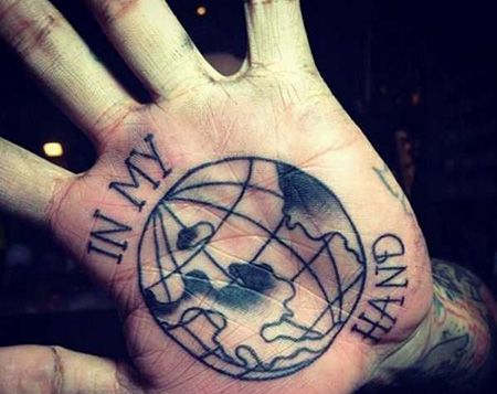 手掌地球纹身图案