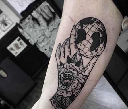 大臂手拿地球纹身图案