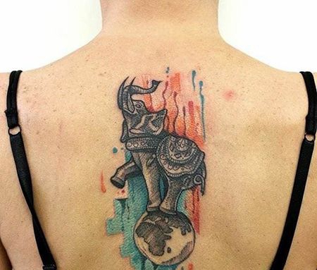 背部大象踩地球的纹身图案