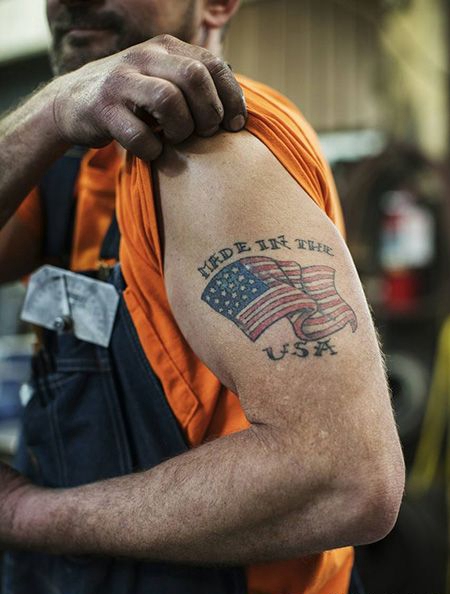 工人大臂美国国旗纹身图案