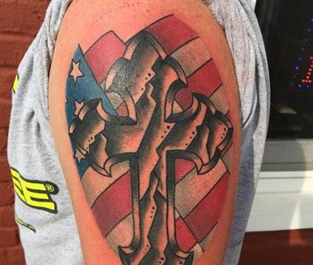 大臂十字架国旗纹身图案