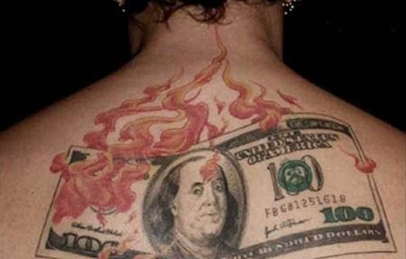 背部燃烧的纸币纹身图案