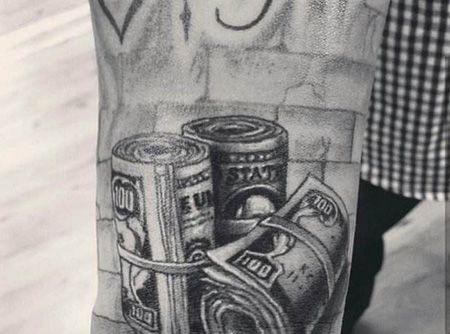 手臂三卷纸币纹身图案
