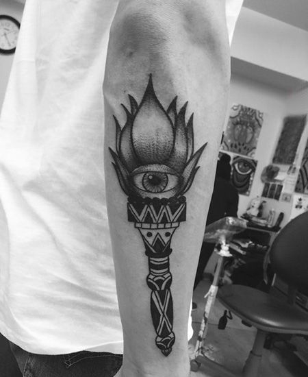 手臂火炬纹身图案