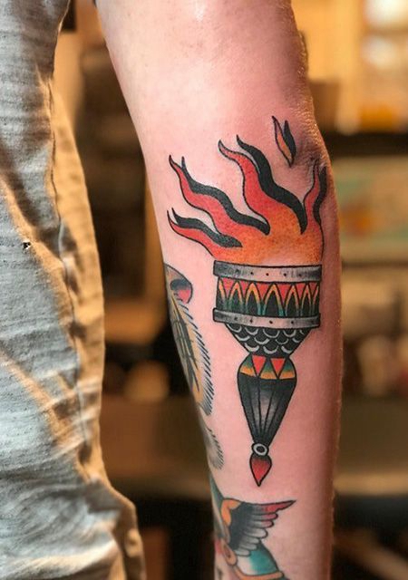手臂帅气的火炬纹身图片