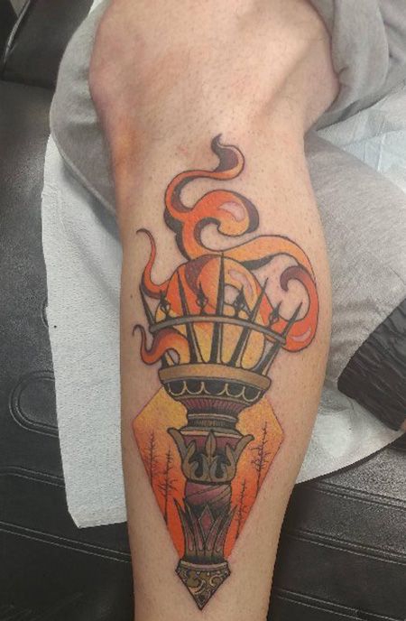 小腿个性的火炬纹身图案
